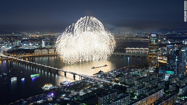 Seoul's 11th annual fireworks festival will take place on Saturday, October 5, starting at 7 p.m. These images taken at last year's festival offer a preview of what visitors can expect. 